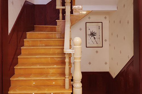 洋浦经济开发区中式别墅室内汉白玉石楼梯的定制安装装饰效果